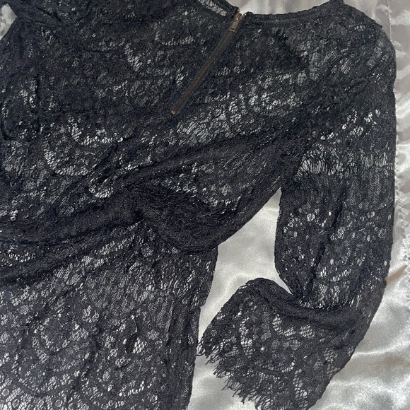 Black lace 3/4 length sleeve top - Picture 2 of 2